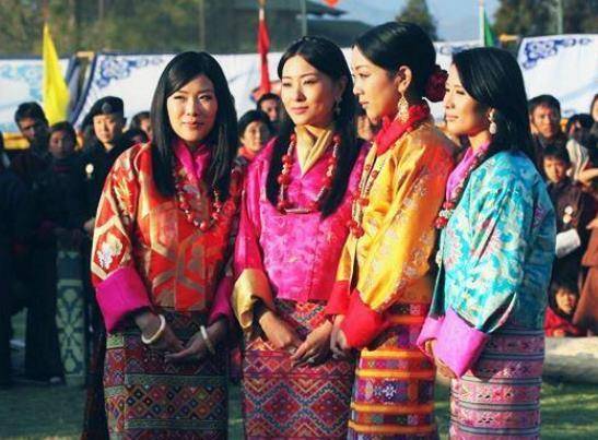 不丹最帅太上皇，娶同胞四姐妹为王后，65岁不服老，神似吴彦祖