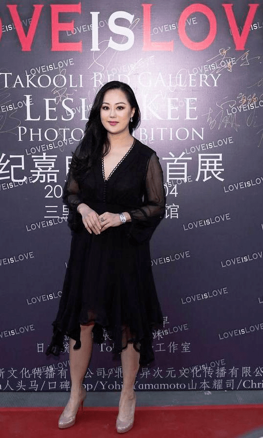 贵妇|章小蕙才是真正的“上流贵妇”，穿白衬衫配半身裙，高贵又优雅