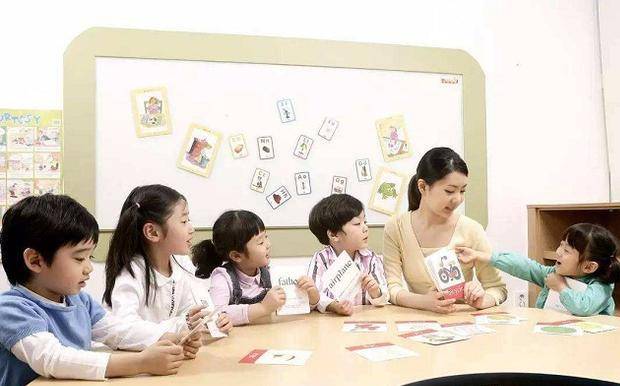 因为|幼儿园女老师迅速走红网络，因为长得太美，接孩子的都是男家长