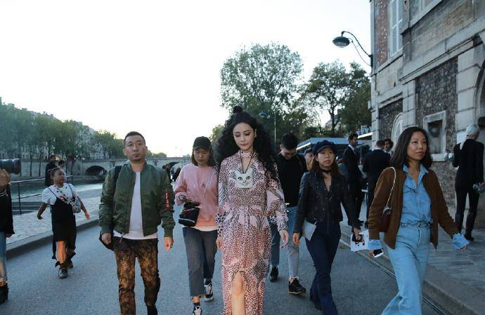 卷发|张馨予也太任性了吧，仗着颜值高玩“羊毛卷”，看着有独特的魅力