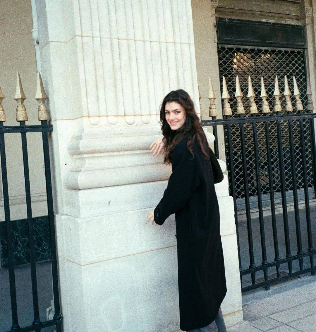 美人|美过Jennie，就这一张伪素颜、大方脸竟是“法国偷心贼”？