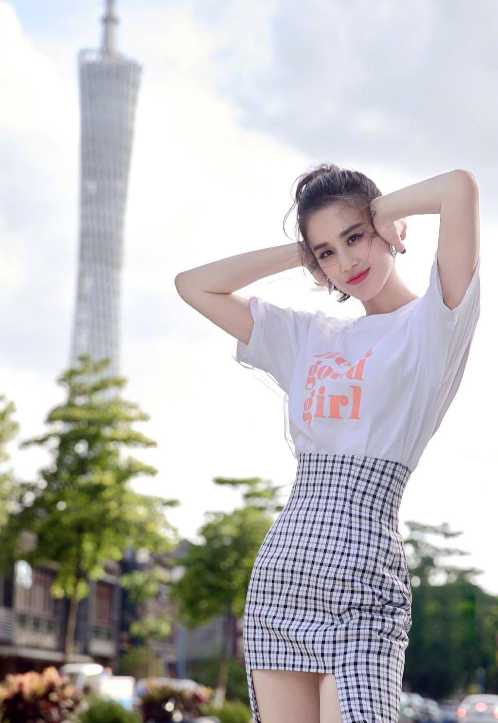 身材|37岁黄圣依真敢穿，穿半身裙“中路大开”，腰细腿长亮闪我的眼睛