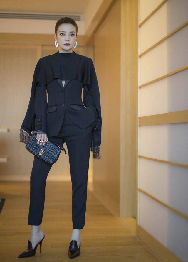 披肩|赵薇出道28年仍放不开，“真空”穿西装还要套件斗篷，又飒又美？