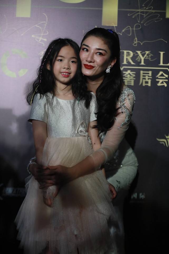 整体|黄奕老得真挺快，身穿紧身裙大秀身材，但容颜不在都白搭