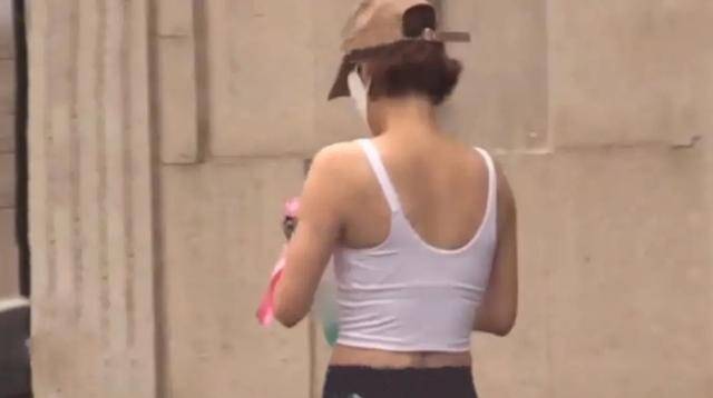 马伊琍|45岁马伊琍私下打扮太清凉！穿无痕小背心出街真随意，暴瘦像竹竿？