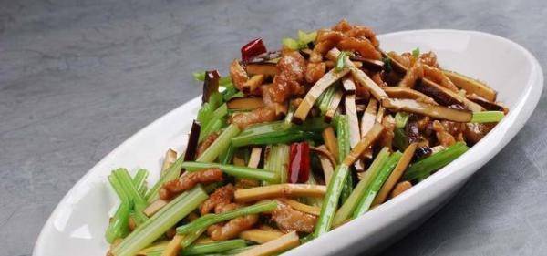 芹菜炒肉丝的正确方法教你一招 e9cb412bc6bd4b95a6afb9263147546f.jpeg