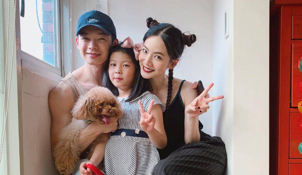 自拍|32岁曾之乔真胆大，罕见穿“尿不湿”秀肩装自拍，这打扮女星少见