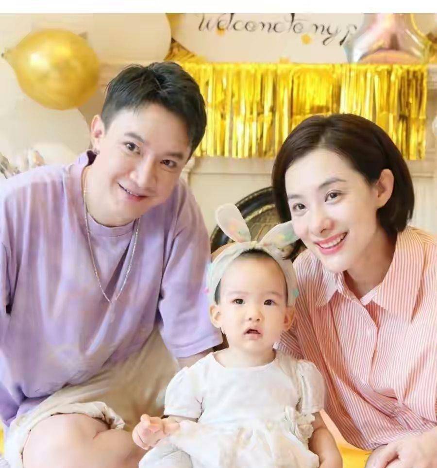 黑色|刘璇罕见出镜，黑眼圈皱纹都好明显，可气质比很多女星都高贵！