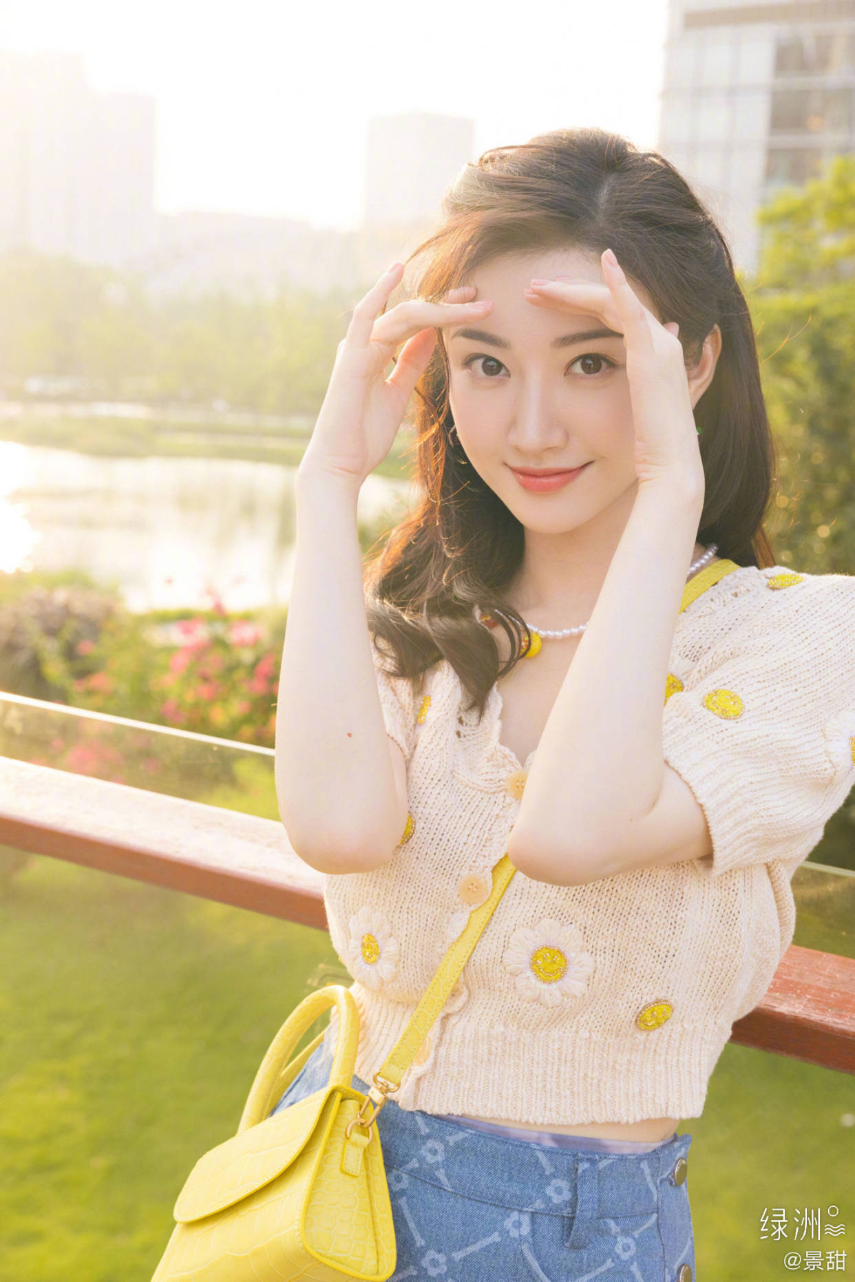 自拍|女明星拍照的两种状态,摆拍妆容精致还精修,自拍素颜且直男角度