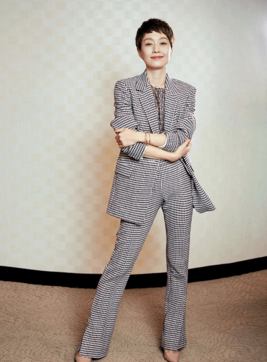 黑色|马伊琍真会穿,棕红色头发配同色皮裤走机场,挎个大麻袋都好时髦