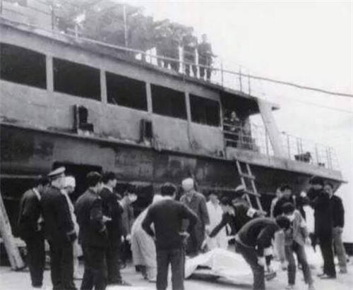1994年浙江千岛湖劫船案：暴徒登船抢劫纵火，致32名游客魂断船舱