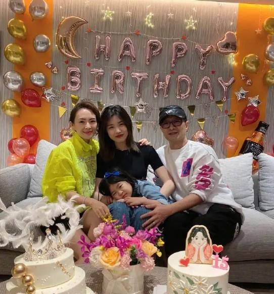 卫衣|汪峰带丈母娘聚餐,章子怡妈妈穿粉衣拎包真富态,大女儿侧颜惊艳