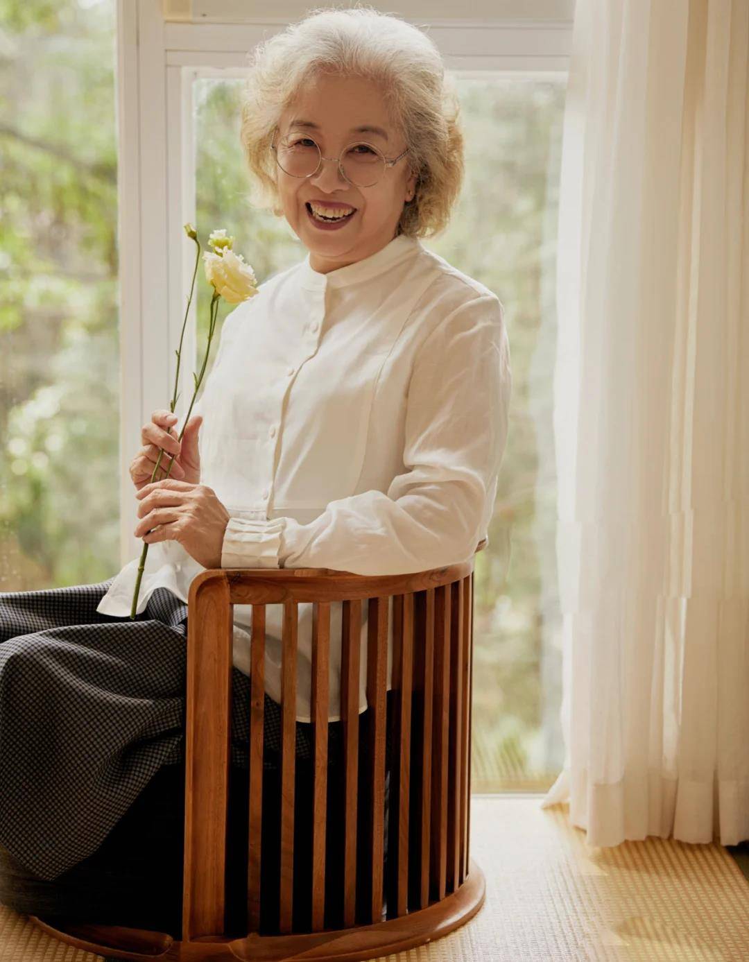 中老年|这才是65岁后女人高级的打扮:“膝下裙+平底鞋”,优雅又舒适