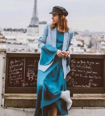 卫衣|奔三的女人少穿黑色和灰色,多穿这5种高级色,显气质又时尚