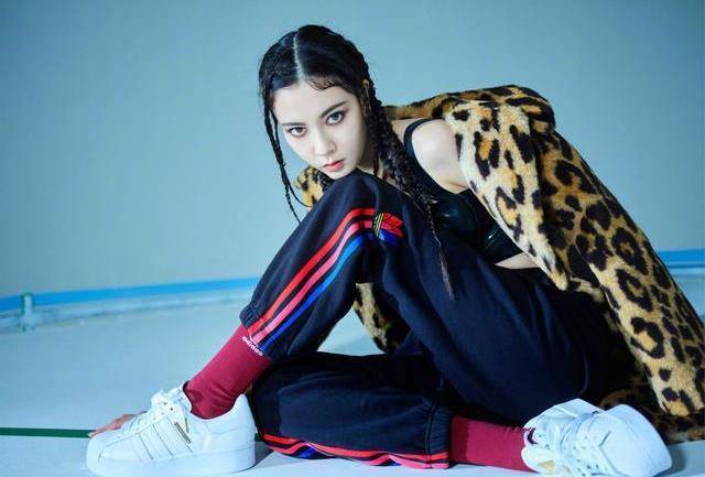 拳击|宋妍霏真的太会穿了，时尚大片诠释色彩美学，“拳击辫”尽显帅气