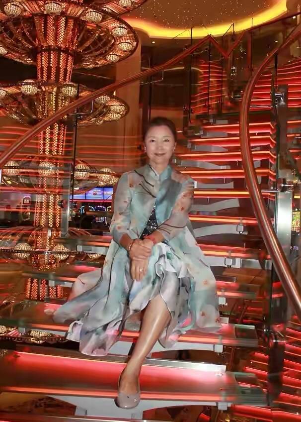 进行|姜黎黎头发也白了，盘发髻配素雅长袍韵味十足，无惧岁月老得优雅