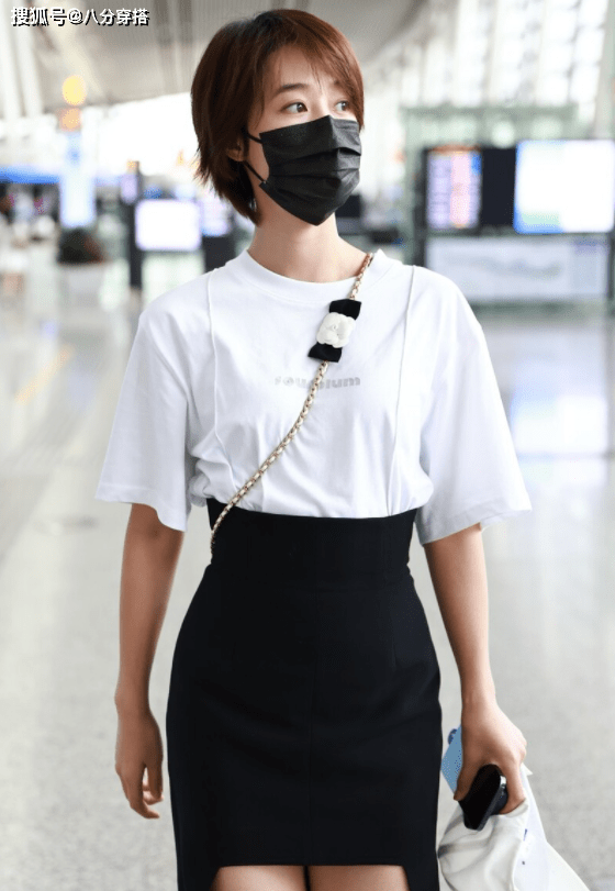 女孩子|蓝盈莹太懂“穿搭精髓”,白T恤配不规则半身裙,秀长腿真惹眼