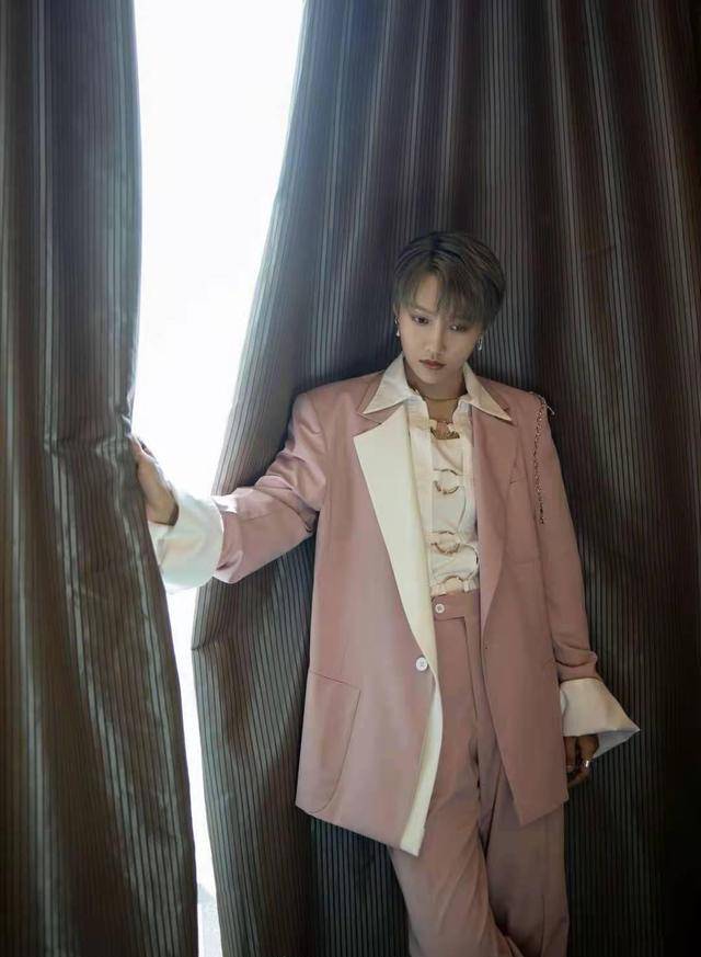 女孩子|女孩子帅气起来就没有男孩子事了，刘雨昕一身粉色西装，尽显时尚