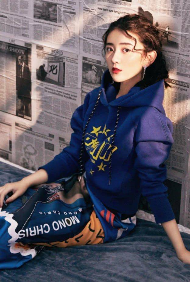 短裙|才发现梁洁这么会穿，卫衣短裙打扮元气活力又显身材，太少女了吧