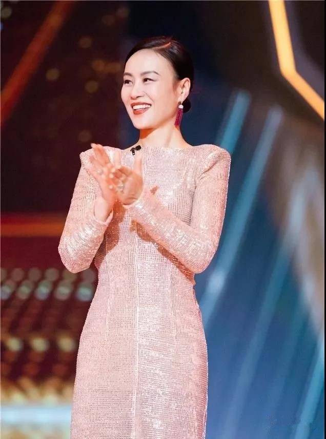 风韵|被邬君梅穿旗袍惊艳到了，双颊虽有凹陷老态，但有中年女性风韵！