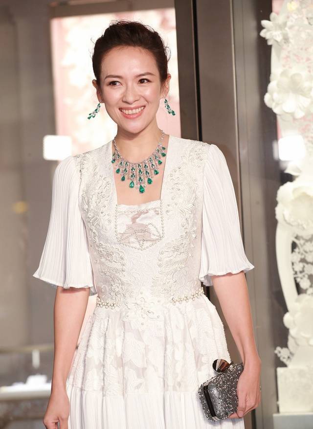 配饰|章子怡颜值回春太美了!白裙配lob卷发时髦减龄,谁能看出她42岁