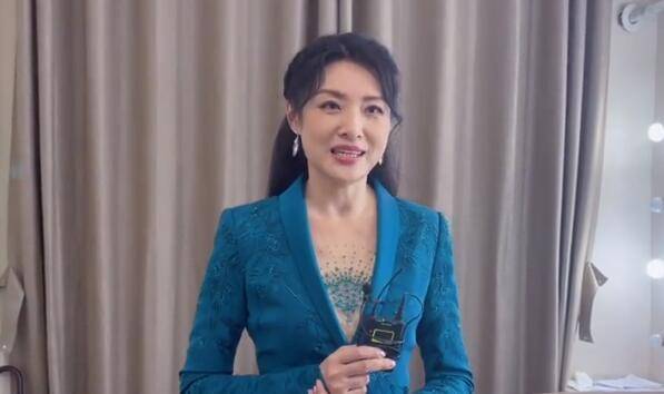 马尾|53岁主持人周涛久违上班，穿落花裙扎森系马尾，打扮时髦似女明星