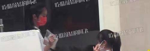 健美|马伊琍母女仨现身医院！瘦得厉害身材似麻杆，紧搂长女幼女受冷落
