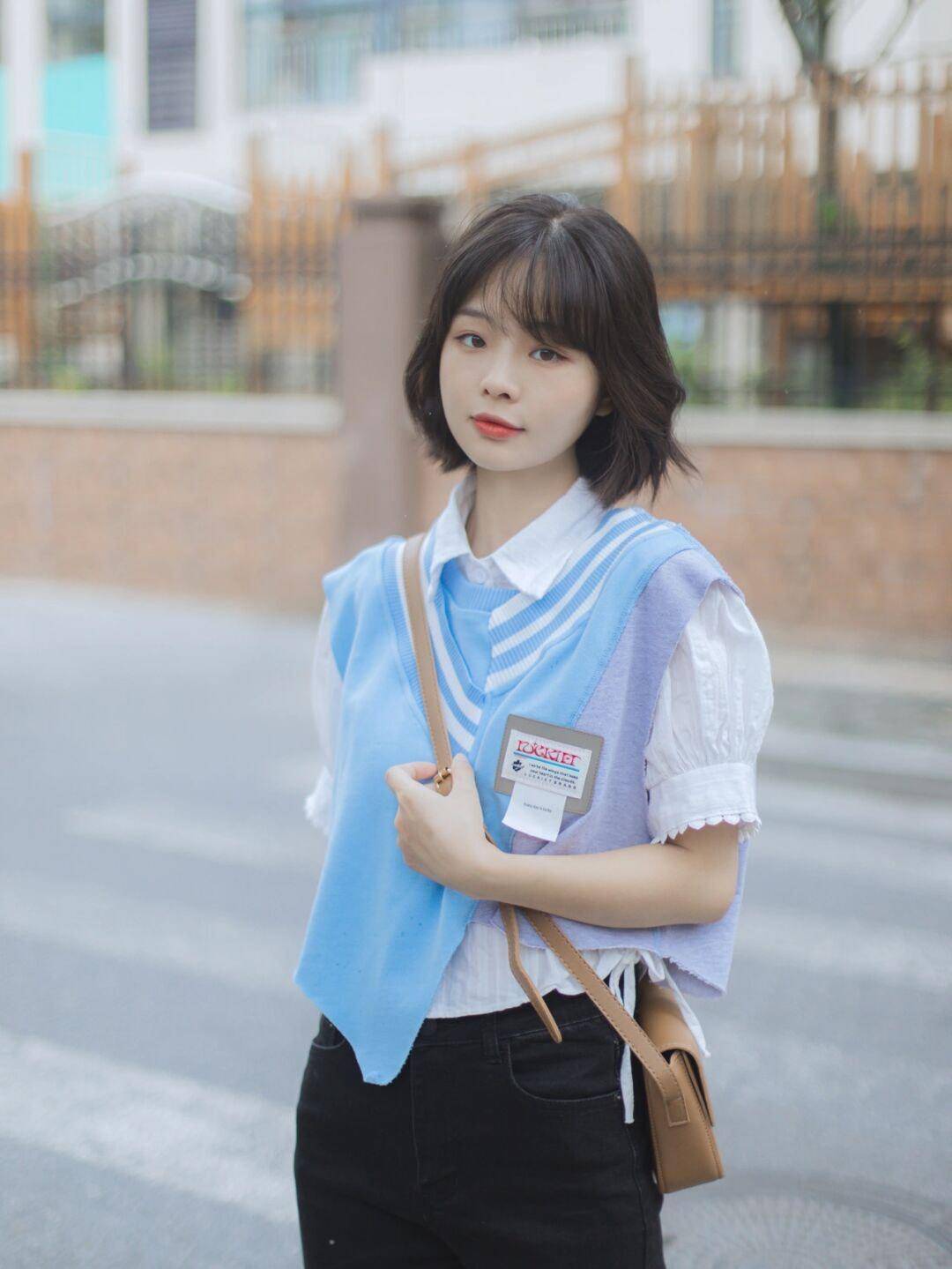 女生|还在上学的女生可以这样穿，白色卫衣搭配百褶裙，款式百搭又休闲