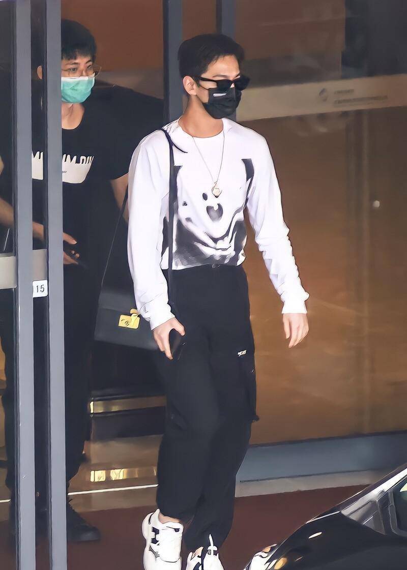 设计|杨洋头发短点挺精神的，T恤塞进工装裤，穿得精致又潇洒