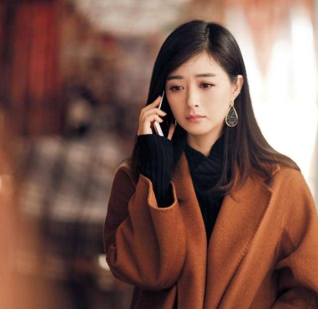 卫衣|奔三的女人少穿黑色和灰色,多穿这5种高级色,显气质又时尚