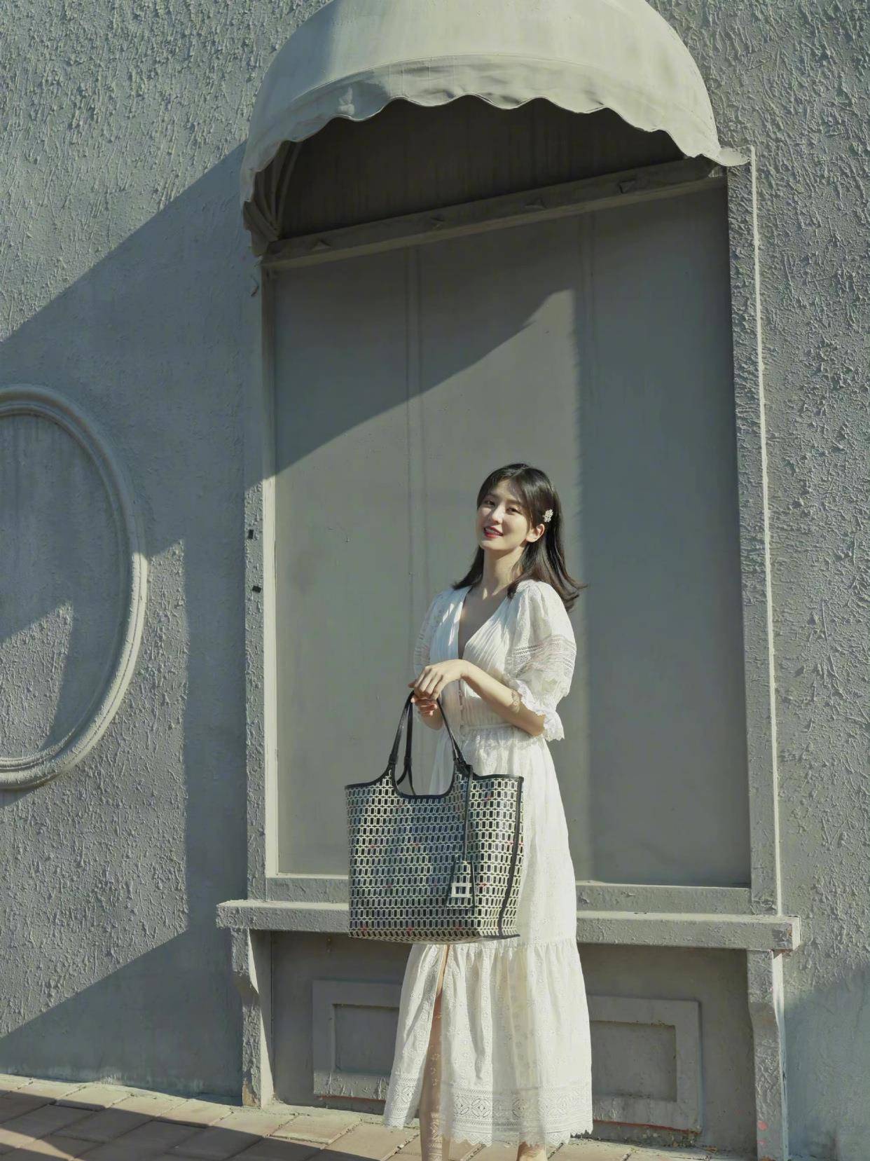 日美|乔欣晒夏日美照,条纹衫配牛仔裤清新减龄,这腿我爱了