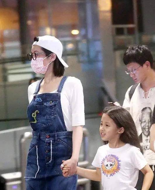 粉色|52岁许晴真敢“作妖”，白色T恤配7分裤走机场，哪像是奶奶辈的人