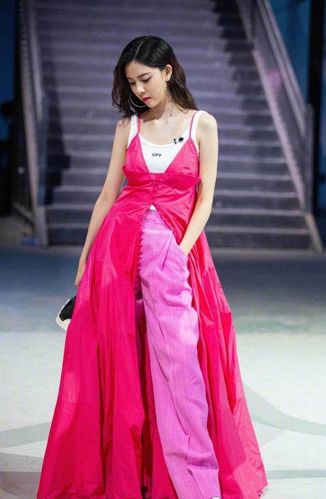 身材|宋妍霏少女心爆棚，身穿粉色短裙变身小公主，身材简直A爆了