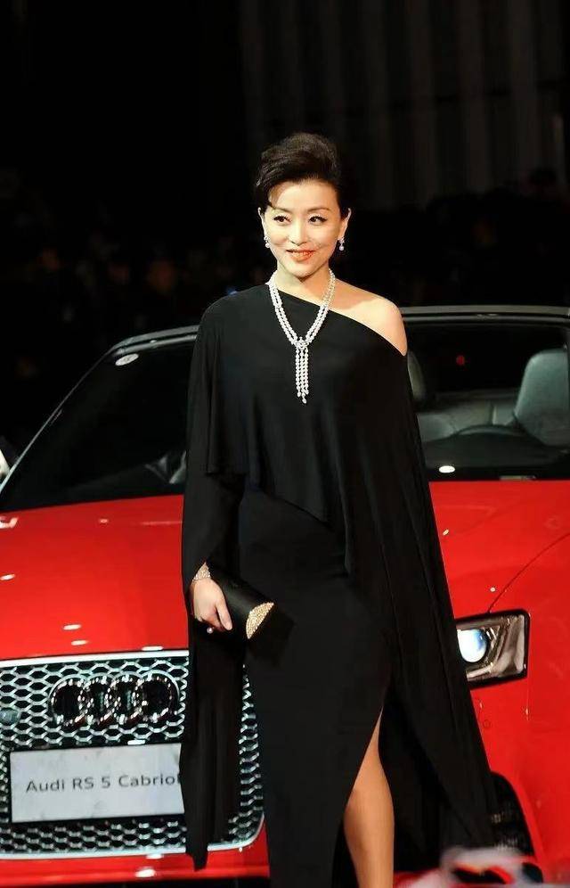 效果|杨澜到底是主持人出身，气质好穿阔腰礼裙都很美，会打扮很重要