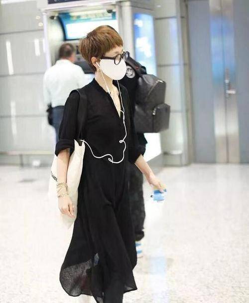 健美|马伊琍母女仨现身医院！瘦得厉害身材似麻杆，紧搂长女幼女受冷落