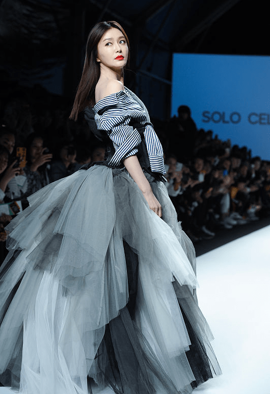 服装穿搭走秀 6041036ab48e4e49874a520edba346b3.png