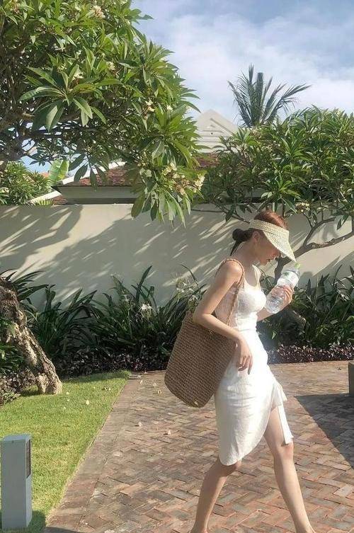纵向|夏日旅行很适合穿吊带背心配半身裙，抽绳显瘦显时髦，女人味十足