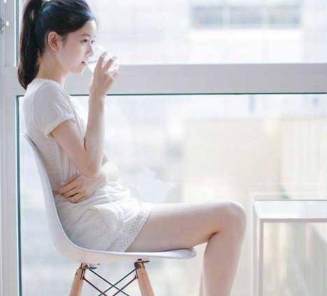 身材|27岁章泽天居家写真照，穿短裤秀细长美腿，清纯可人满满的少女感