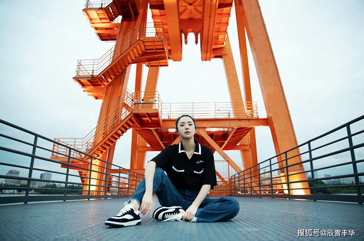 董璇|董璇穿衣太随意了！衬衫“塞进”裤腰里真老套，换个方法会更时髦