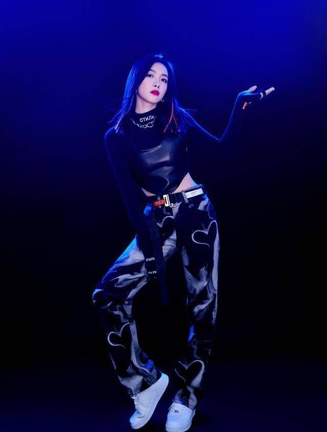 女孩子|宋茜“异次元”穿搭风格，火辣身材藏不住，这么强大的气场没谁了