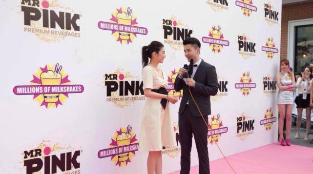 黑色|真是服了黄奕的衣品，穿个“液体裙”秀身材，绑蝴蝶结真个性