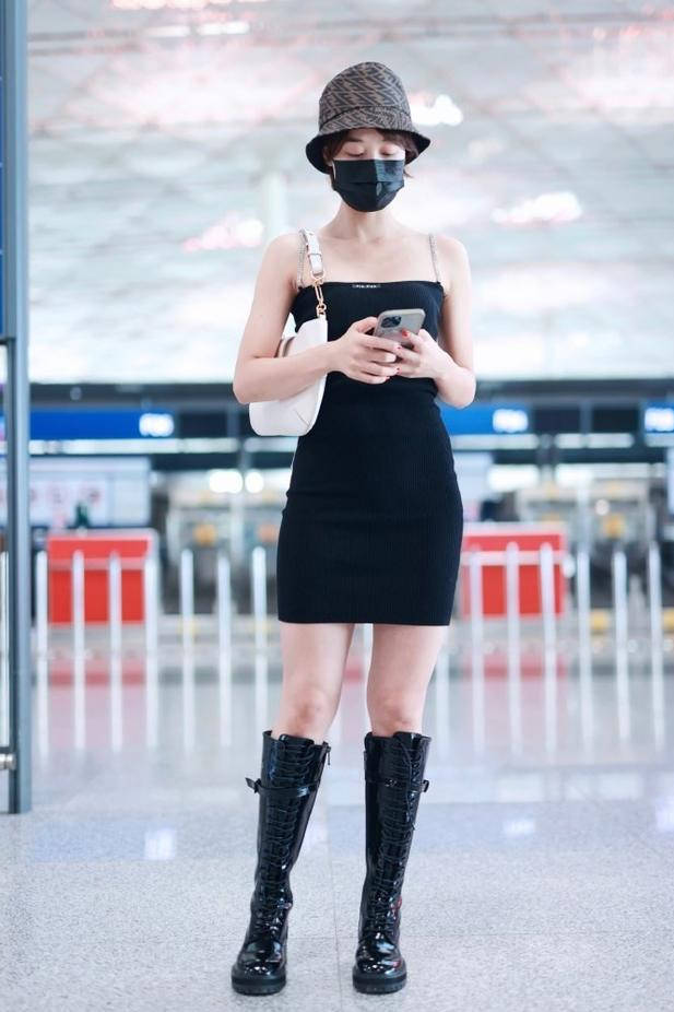 配饰|蓝盈莹机场摆拍真刻意，穿紧身吊带裙腰臀比惊艳，配长靴不怕热吗？