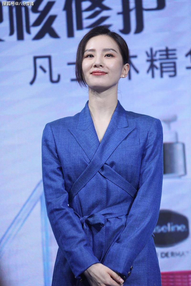 蓝色|刘诗诗气质这块就没输过，蓝色西装配百褶裙知性干练，优雅大方