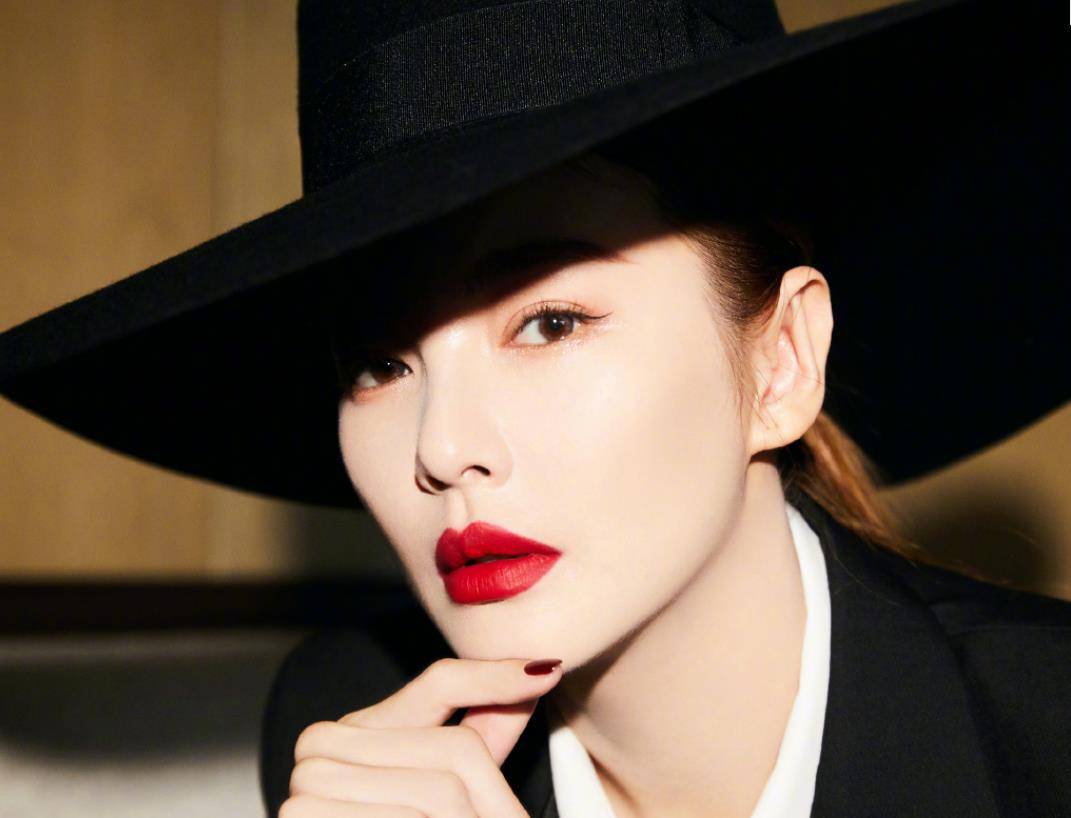 节目组|好甜！张雨绮为袒护李柄熹，当众怒怼节目组并宣布退出，实力护短