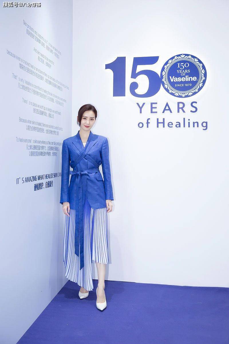 蓝色|刘诗诗气质这块就没输过，蓝色西装配百褶裙知性干练，优雅大方