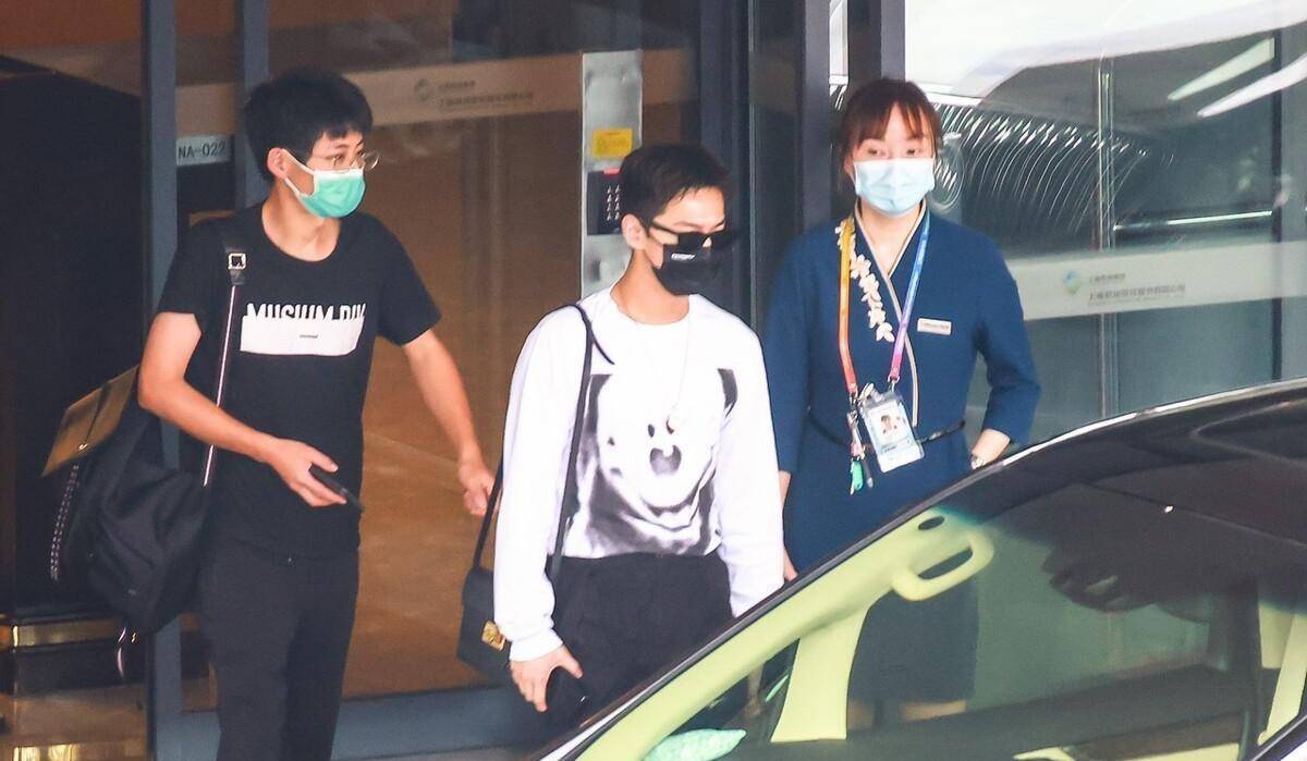 设计|杨洋头发短点挺精神的，T恤塞进工装裤，穿得精致又潇洒