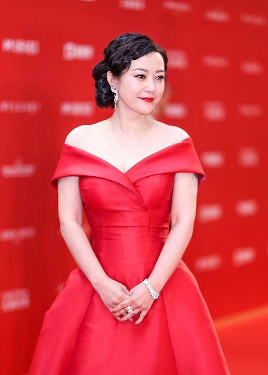 郝蕾|郝蕾到了演“妈妈”的年纪，但却依旧宝刀未老，好气质能穿出来