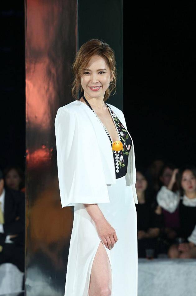 御姐|天心虽然已经40多岁了，但是皮肤紧实却也没缩水，看着身段仍妖娆