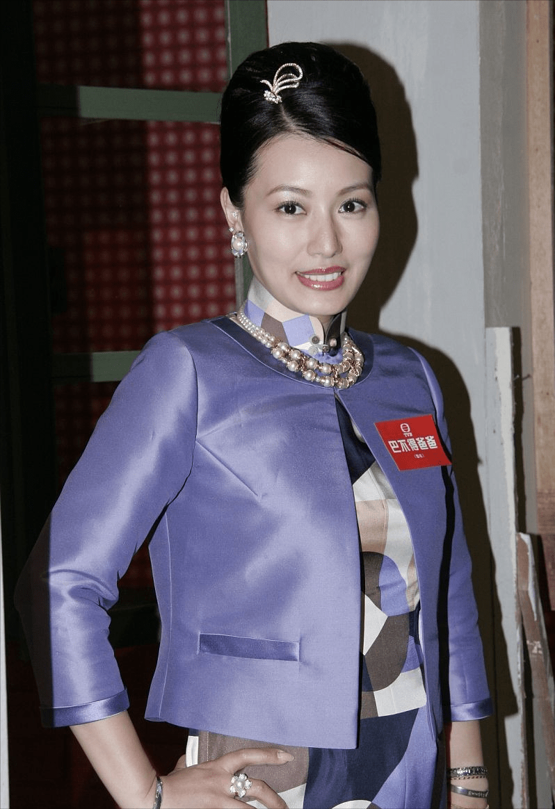 魅力|古天乐前女友气质真不错，都快50岁了仍撑得住旗袍，脸型可真标准