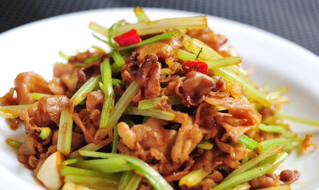 芹菜炒牛肉怎么炒牛肉不柴 b0455f5f07be40b2b24e3f0f8a7664d4.jpeg